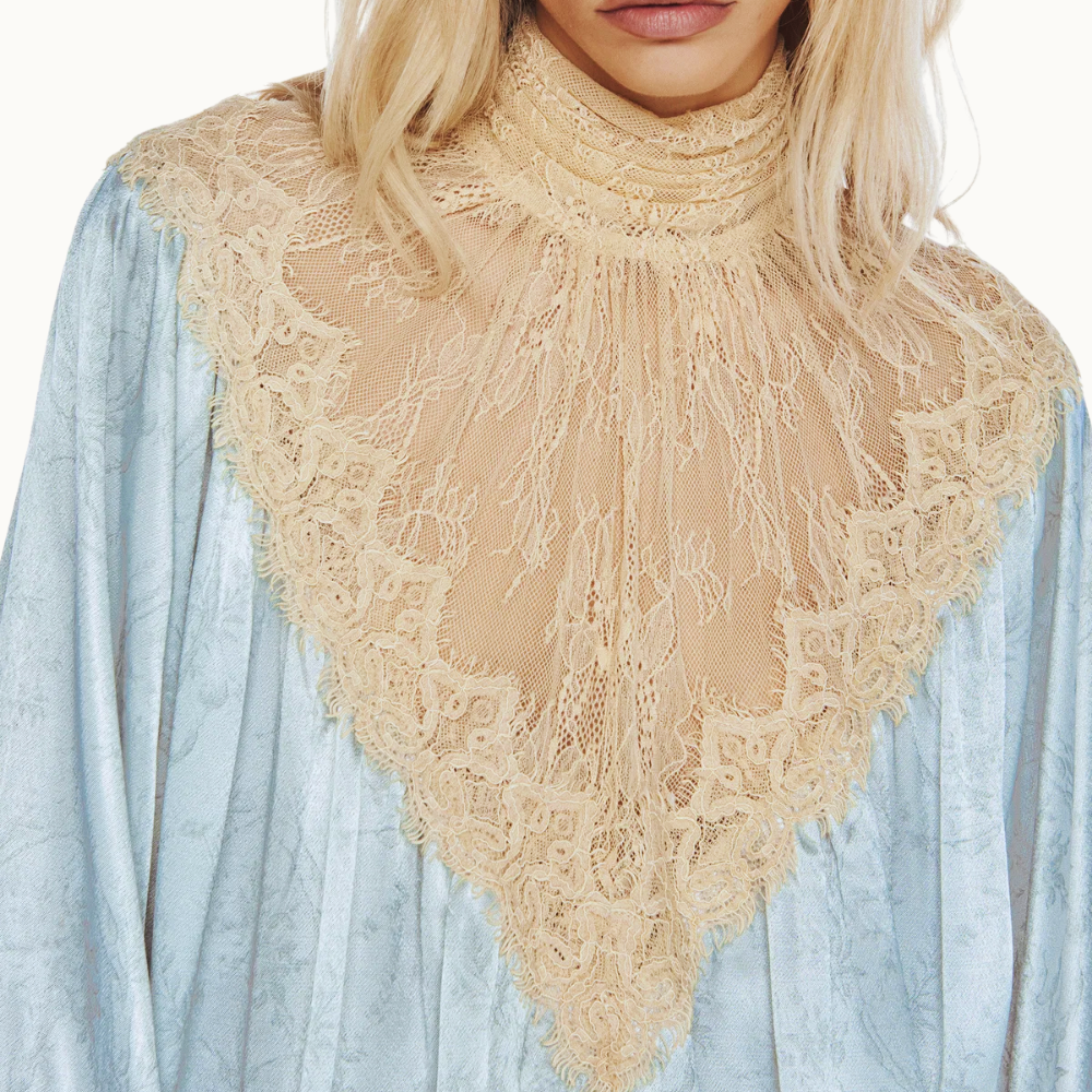 BLUSA MANGA LONGA CETIM LAÇO GOLA RENDA BEGE