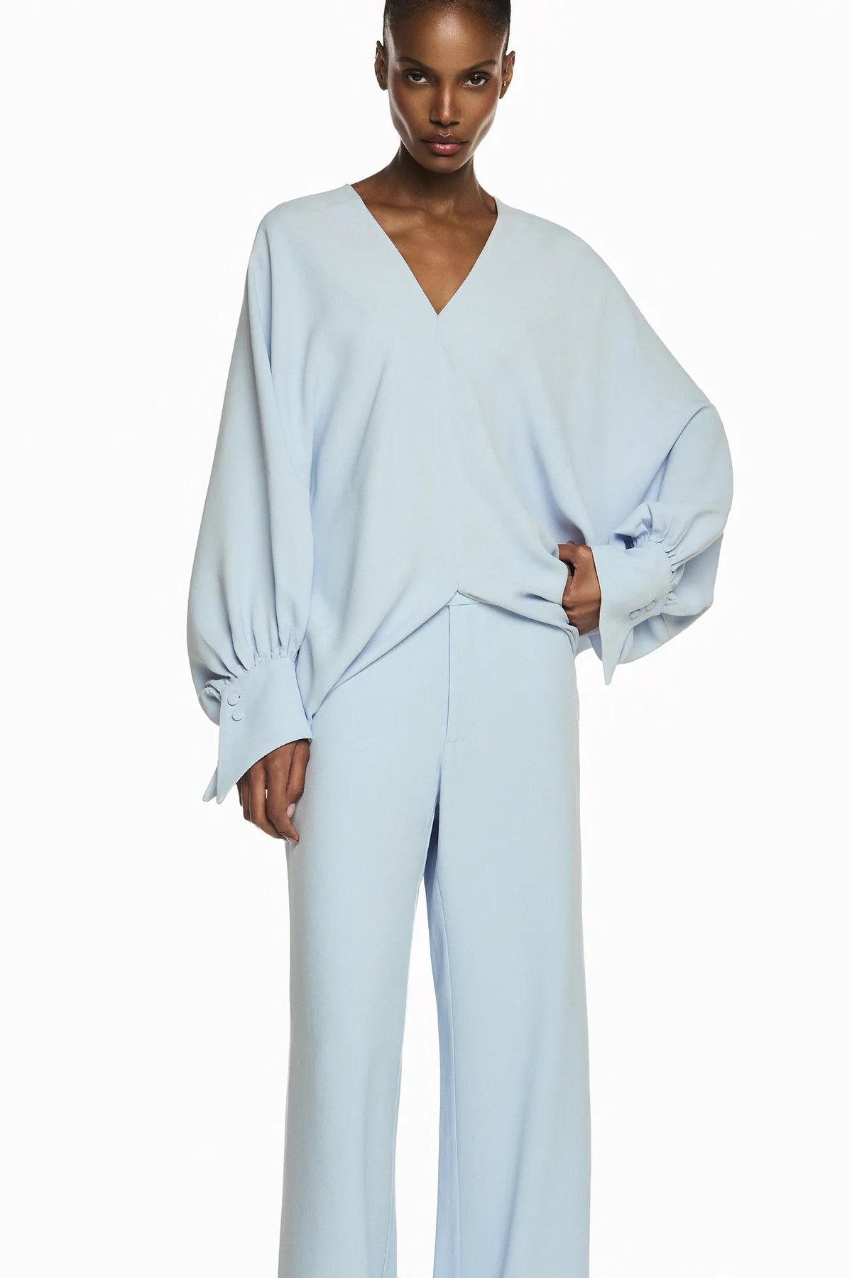 BLUSA MANGA RAGLAN PUNHO DECOTE V CREPE PATOU AZUL