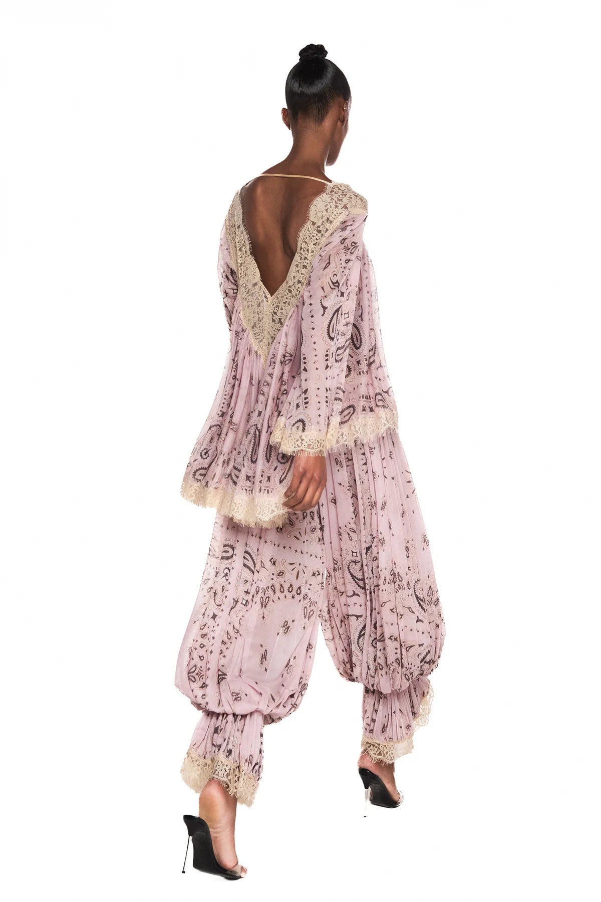 BLUSA AMPLA MANGA LONGA RENDA BEGE BANDANA ROSA