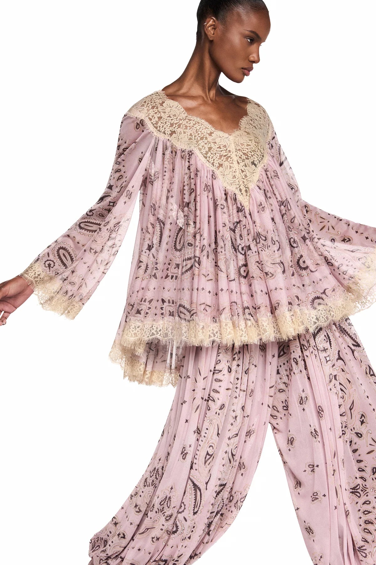 BLUSA AMPLA MANGA LONGA RENDA BEGE BANDANA ROSA