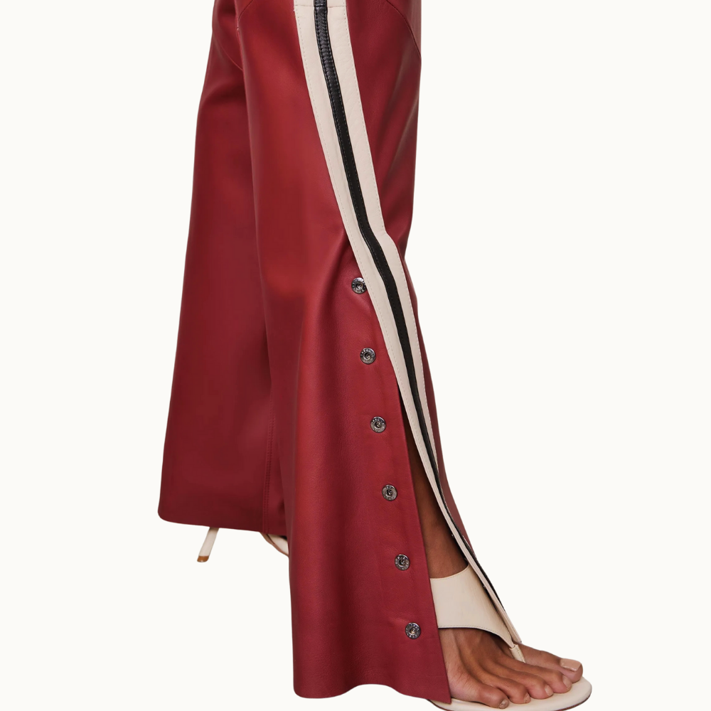 CALCA DE COURO LISTRA LATERAL BOTOES