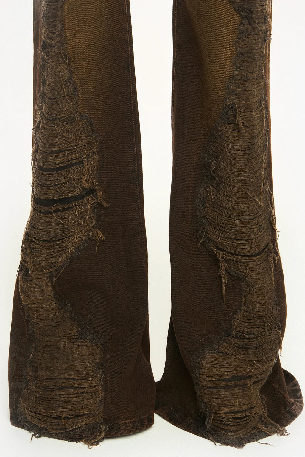CALÇA JEANS MARROM FLARE RASGOS FRONTAIS