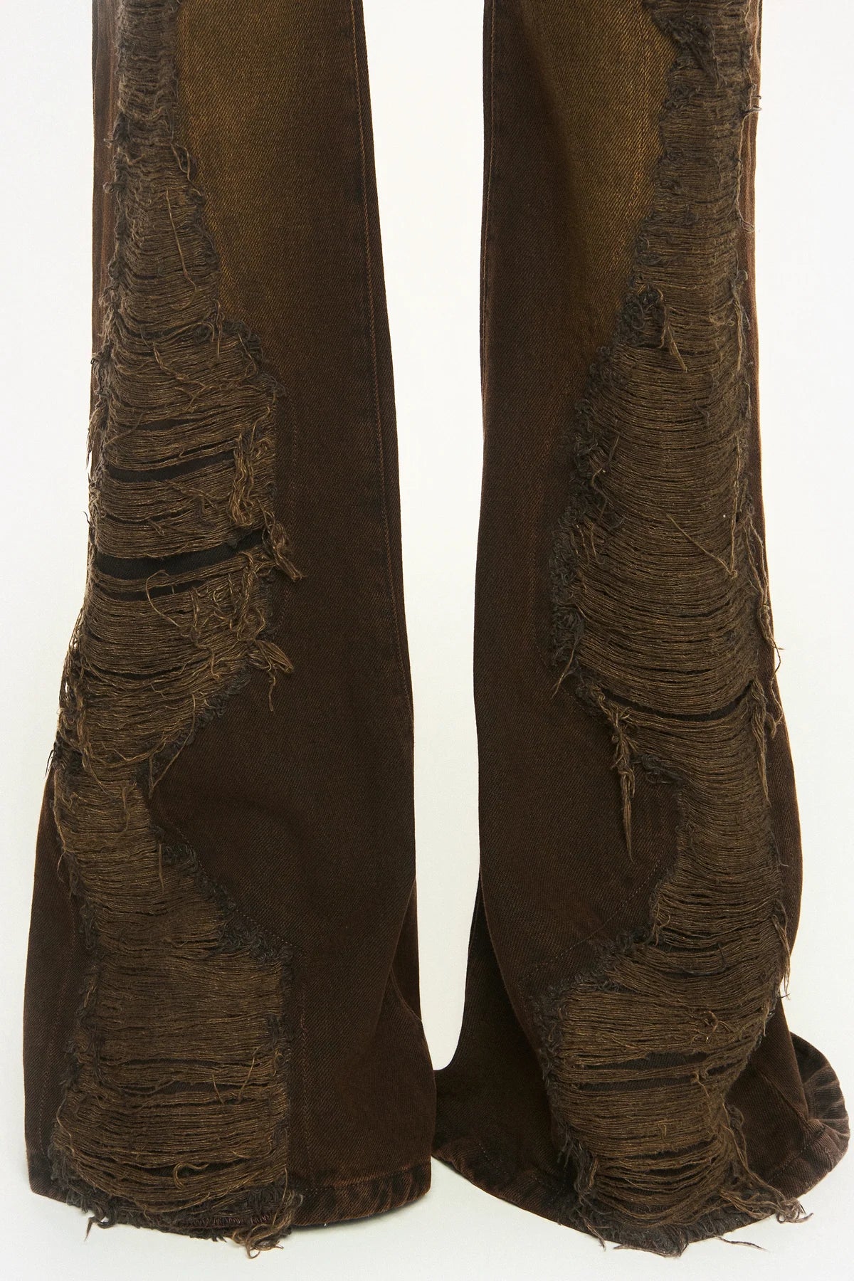 CALÇA JEANS MARROM FLARE RASGOS FRONTAIS