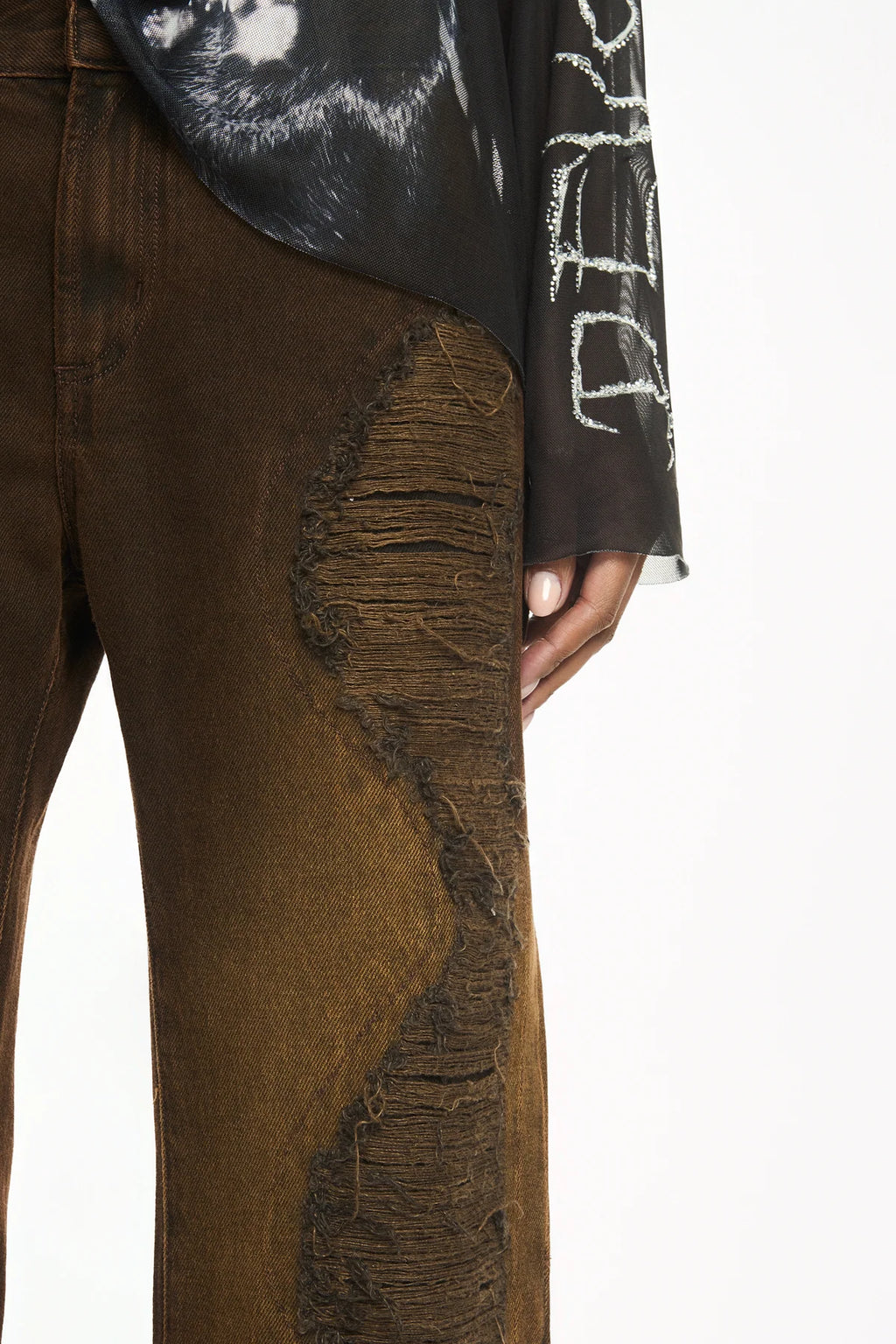 CALÇA JEANS MARROM FLARE RASGOS FRONTAIS