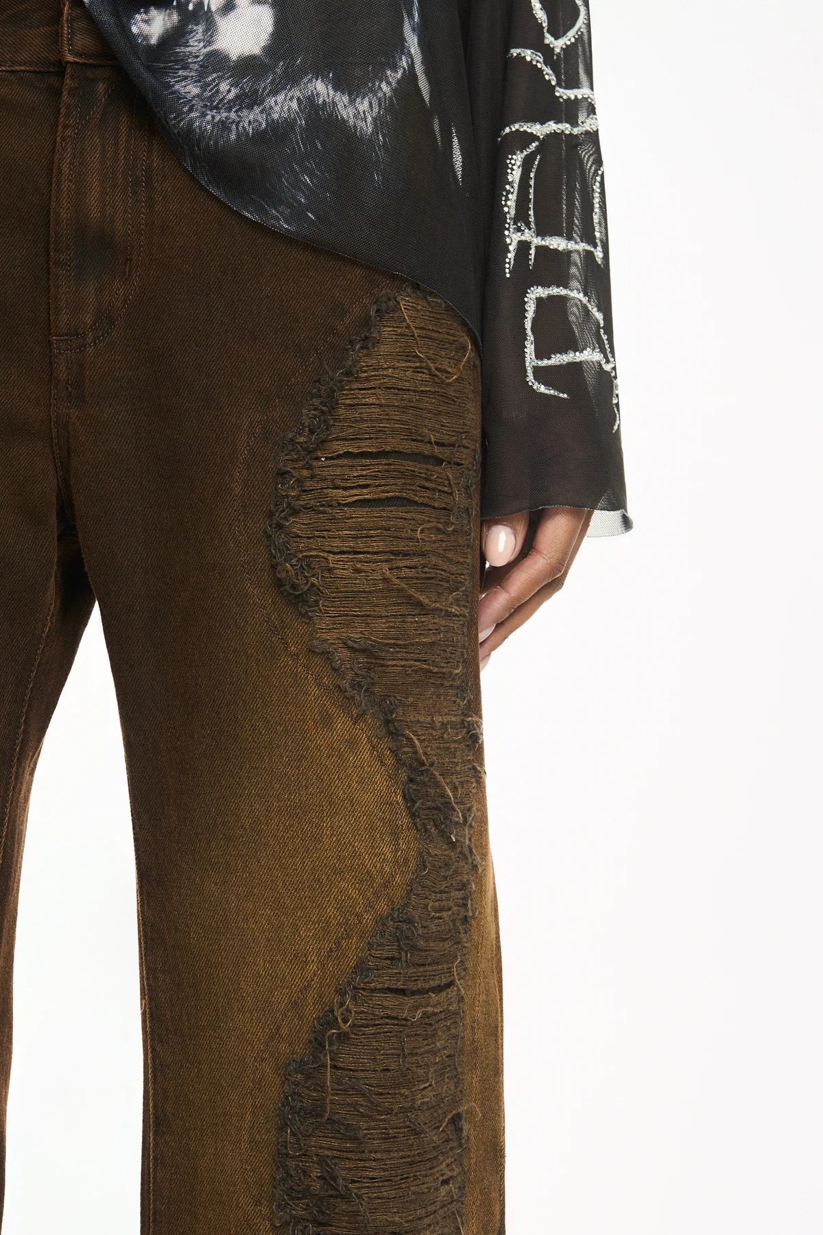 CALÇA JEANS MARROM FLARE RASGOS FRONTAIS