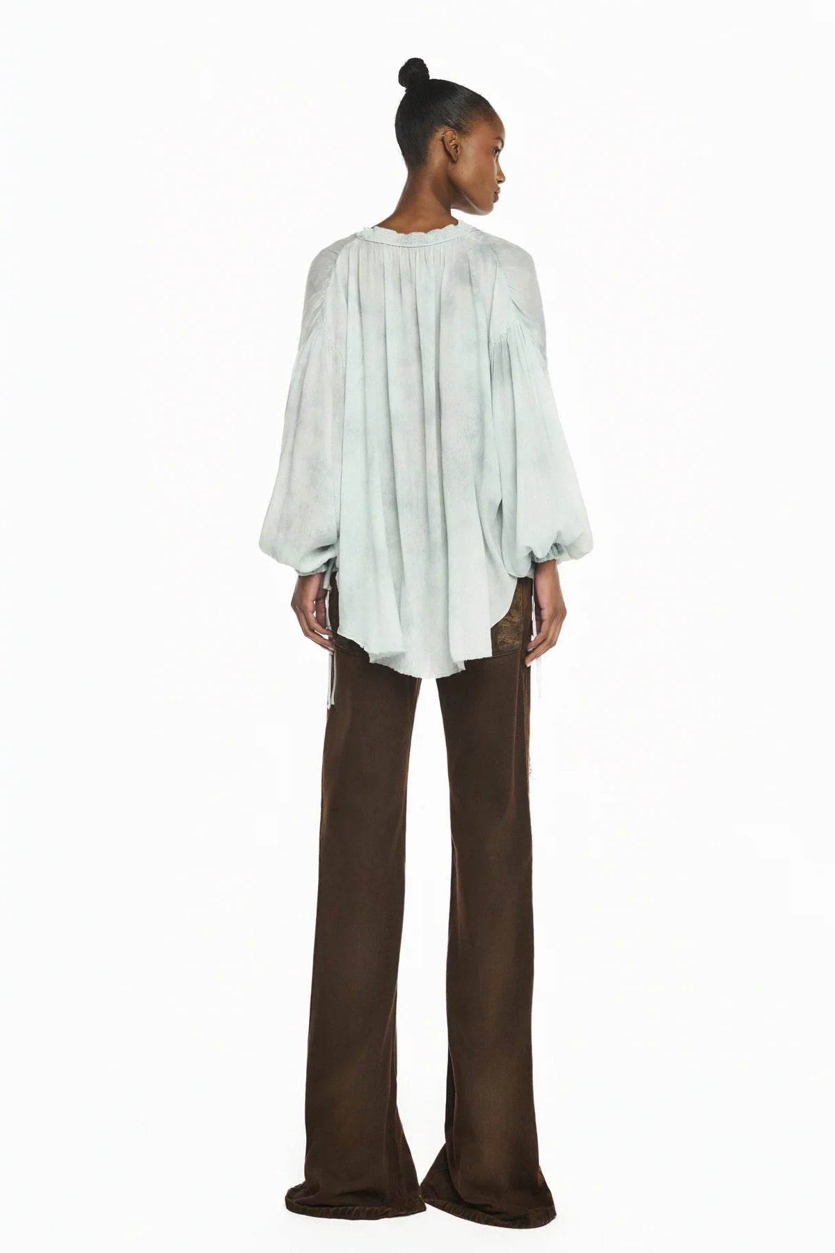 CALÇA JEANS MARROM FLARE RASGOS FRONTAIS