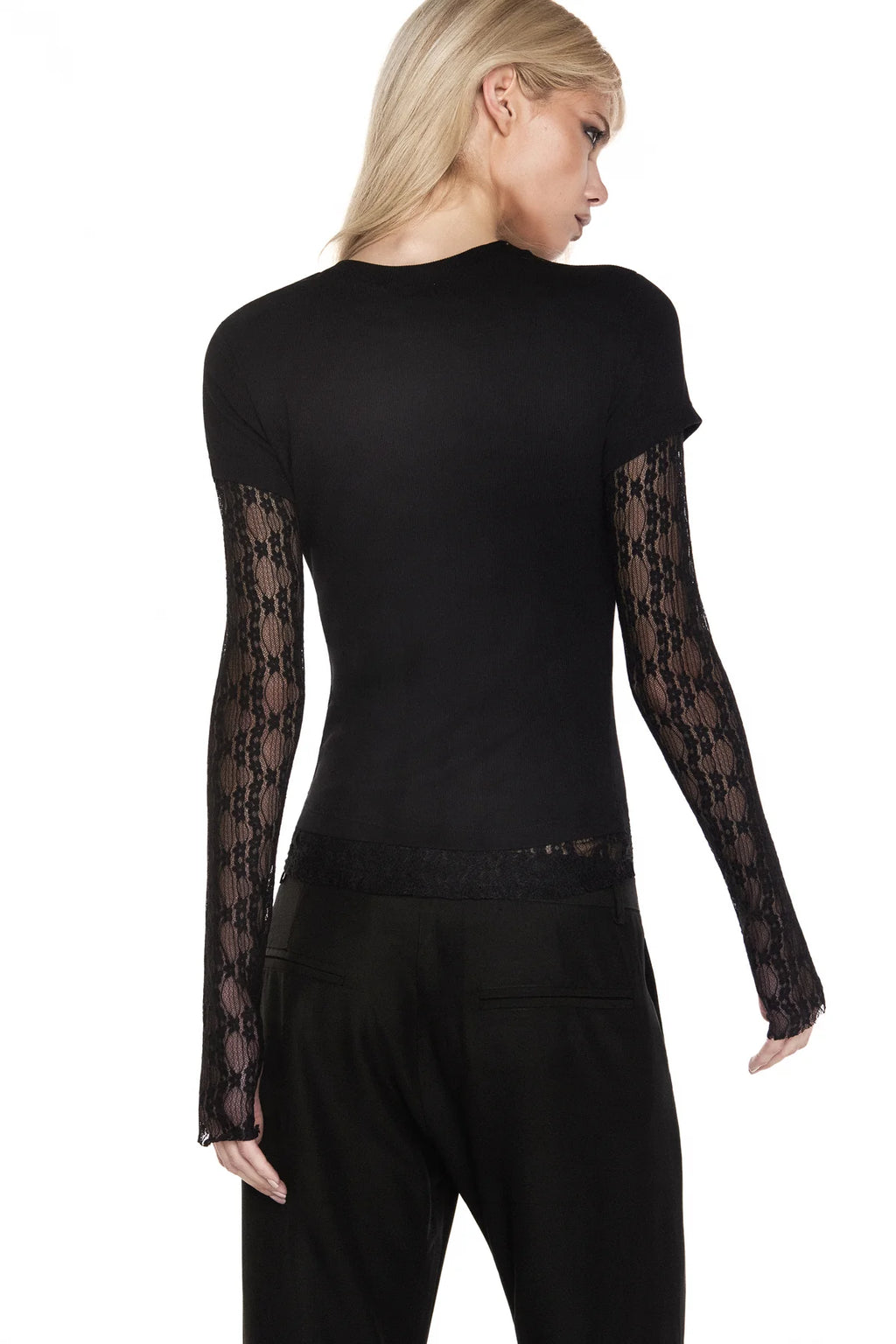 CAMISETA SOBREPOSIÇÃO MANGA LONGA RENDA PRETA