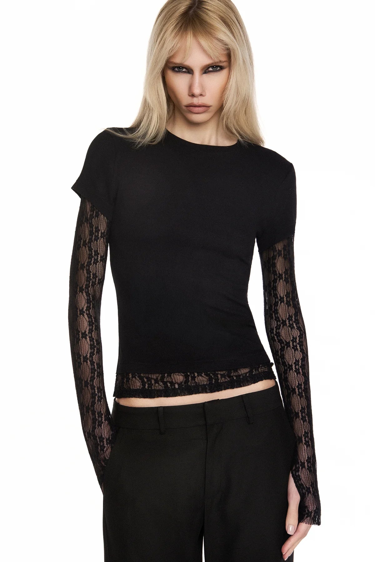 CAMISETA SOBREPOSIÇÃO MANGA LONGA RENDA PRETA