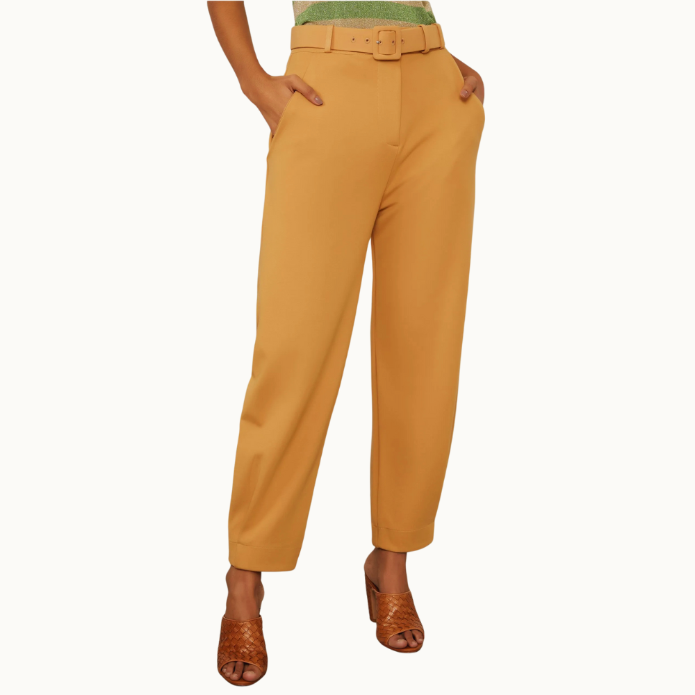 Calça Cenoura De Malha Bam Marrom Com Pregas Na Bainha