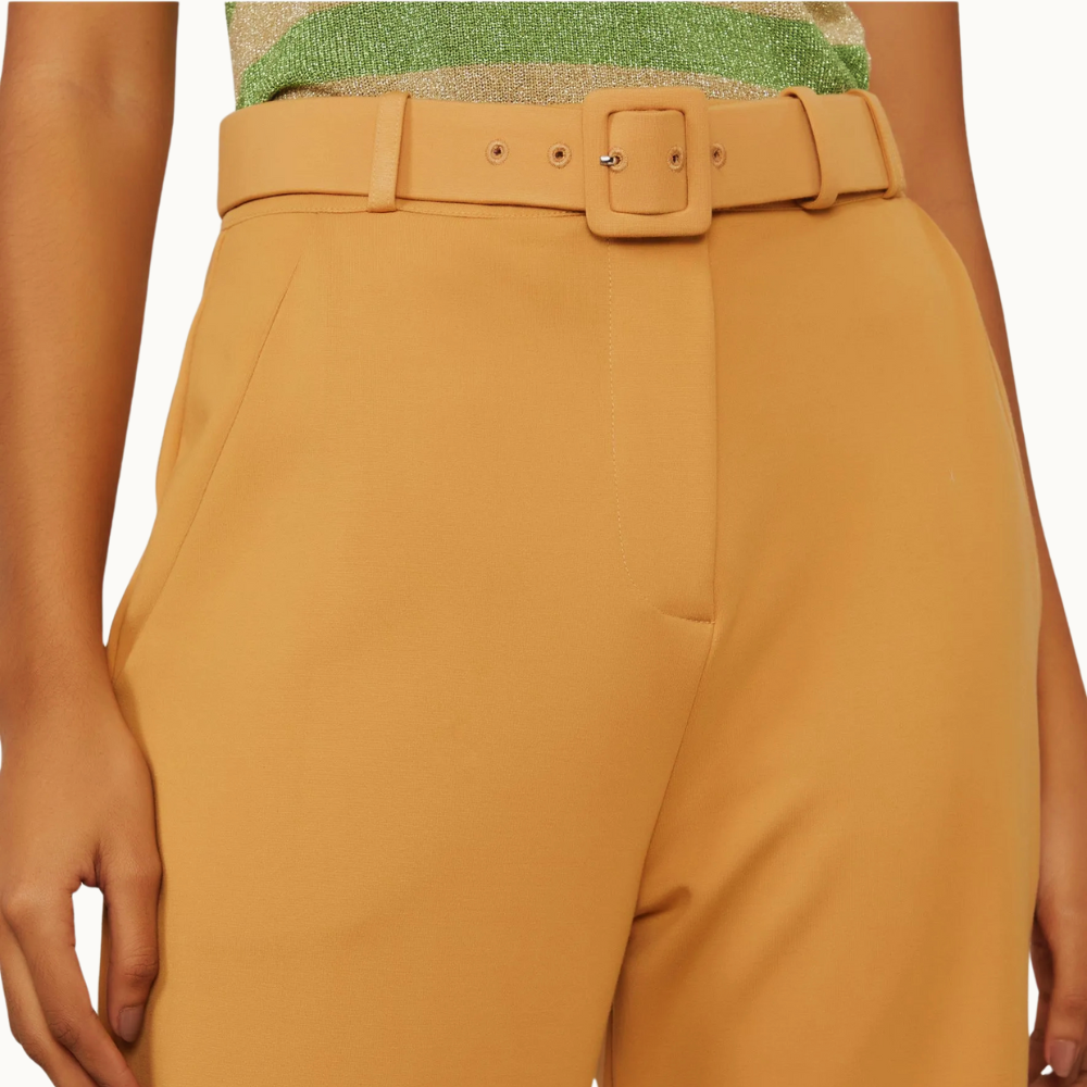 Calça Cenoura De Malha Bam Marrom Com Pregas Na Bainha