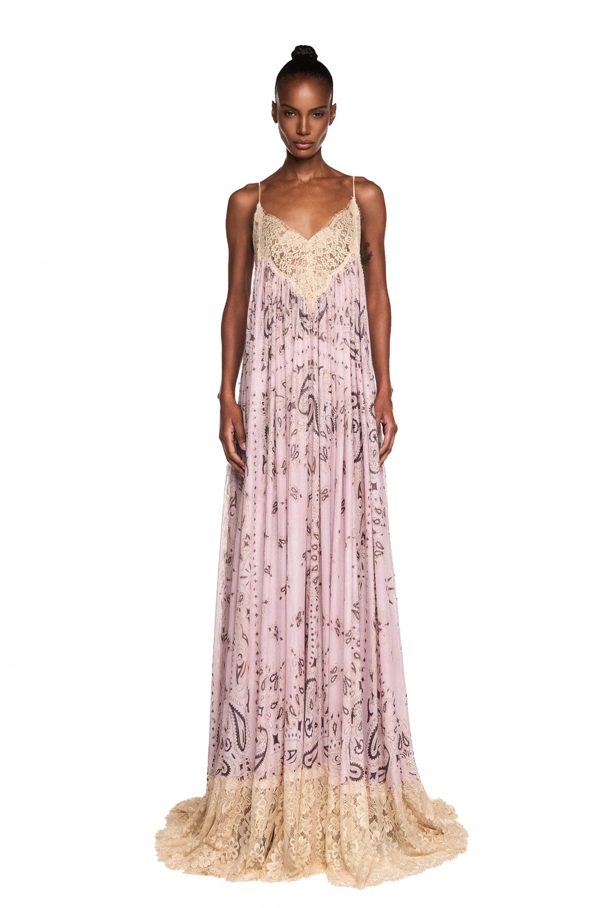 VESTIDO LONGO ALÇA DECOTE BARRA RENDA BEGE TULE BANDANA ROSA