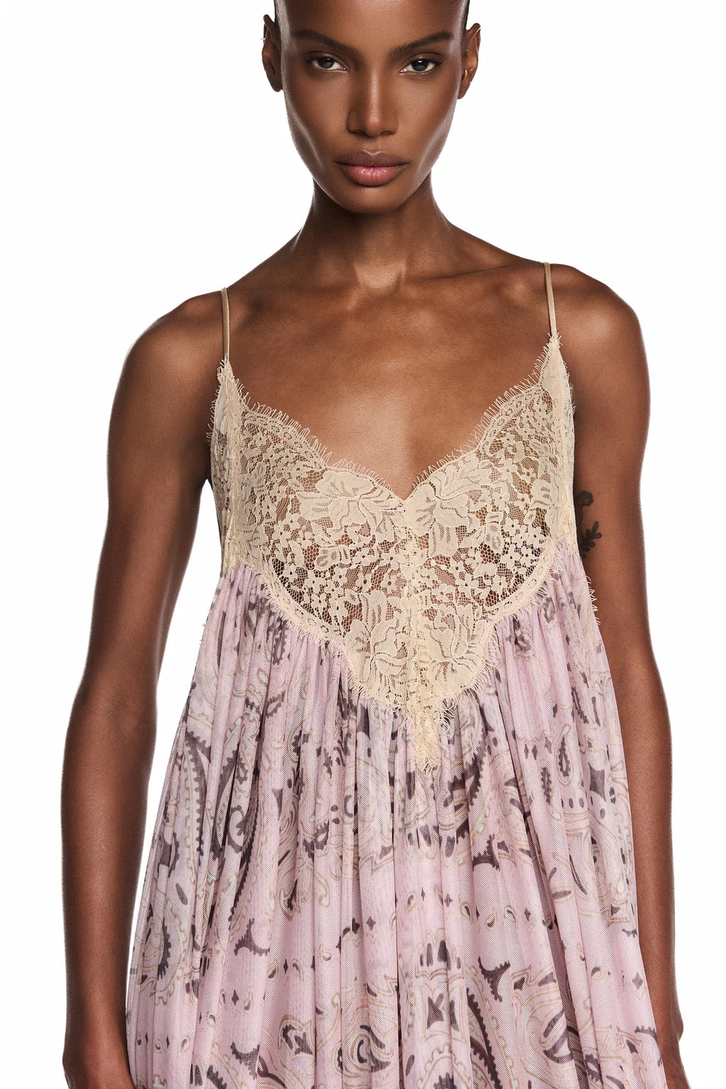 VESTIDO LONGO ALÇA DECOTE BARRA RENDA BEGE TULE BANDANA ROSA