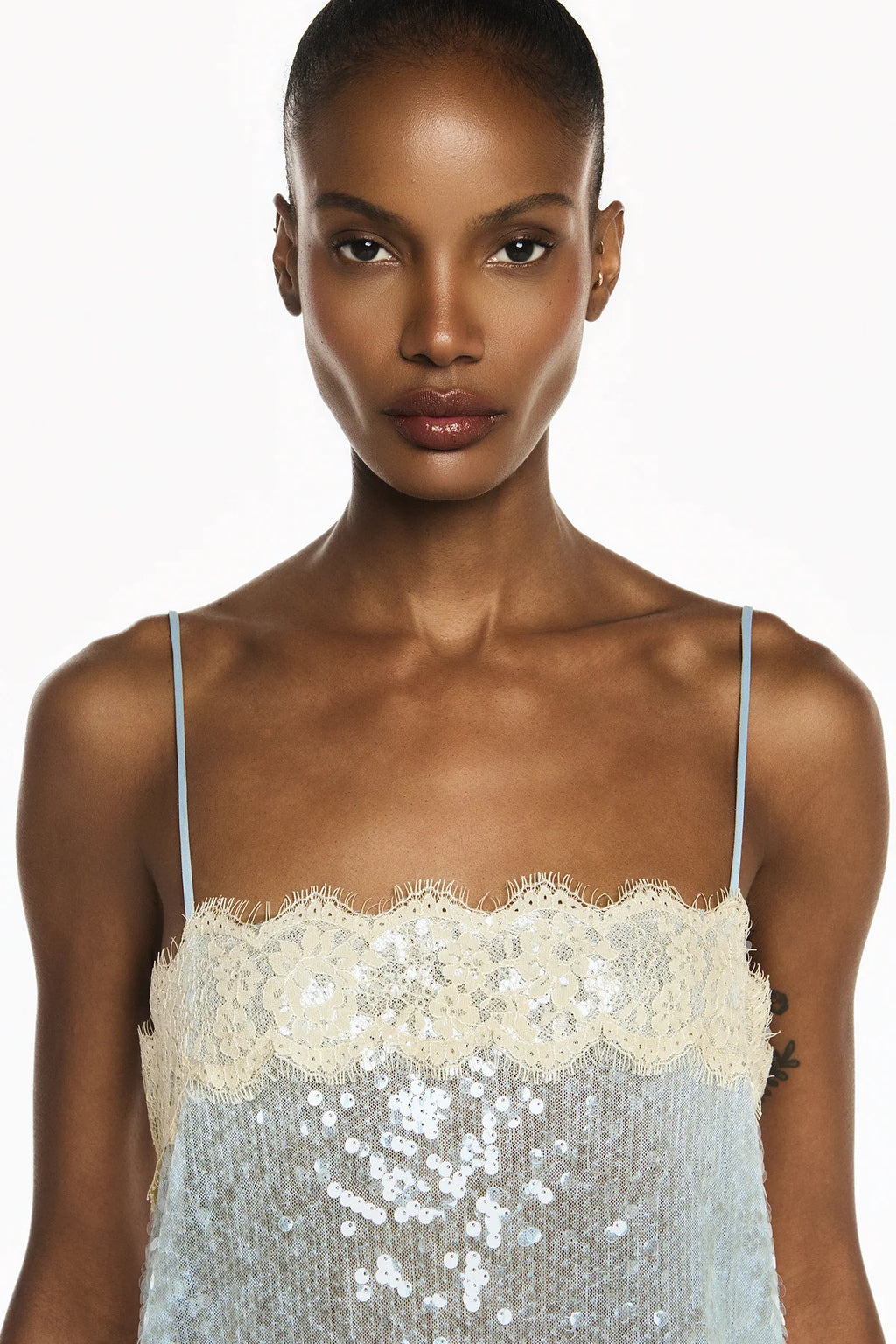 VESTIDO CURTO PAETÊ AZUL RENDA BEGE