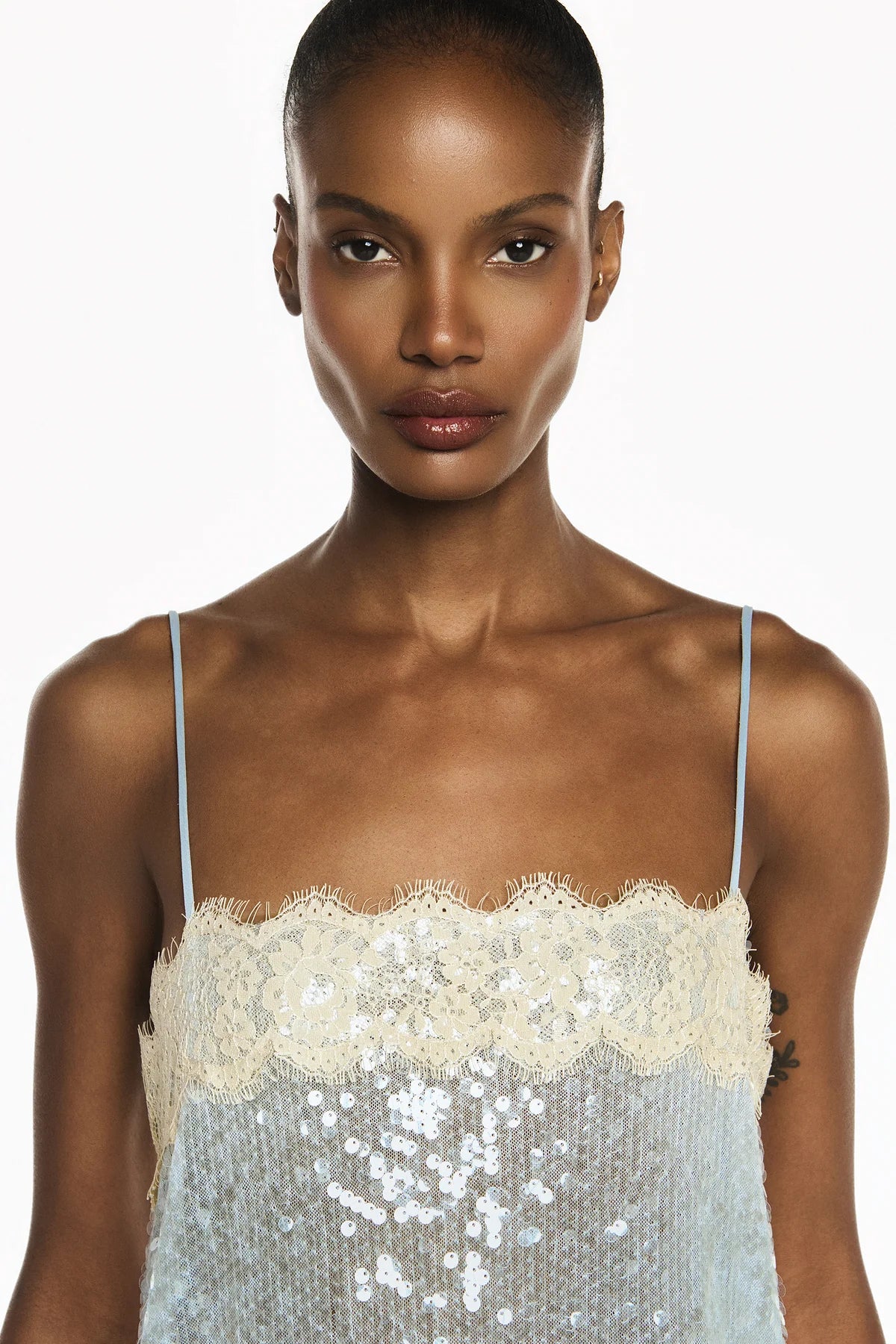 VESTIDO CURTO PAETÊ AZUL RENDA BEGE